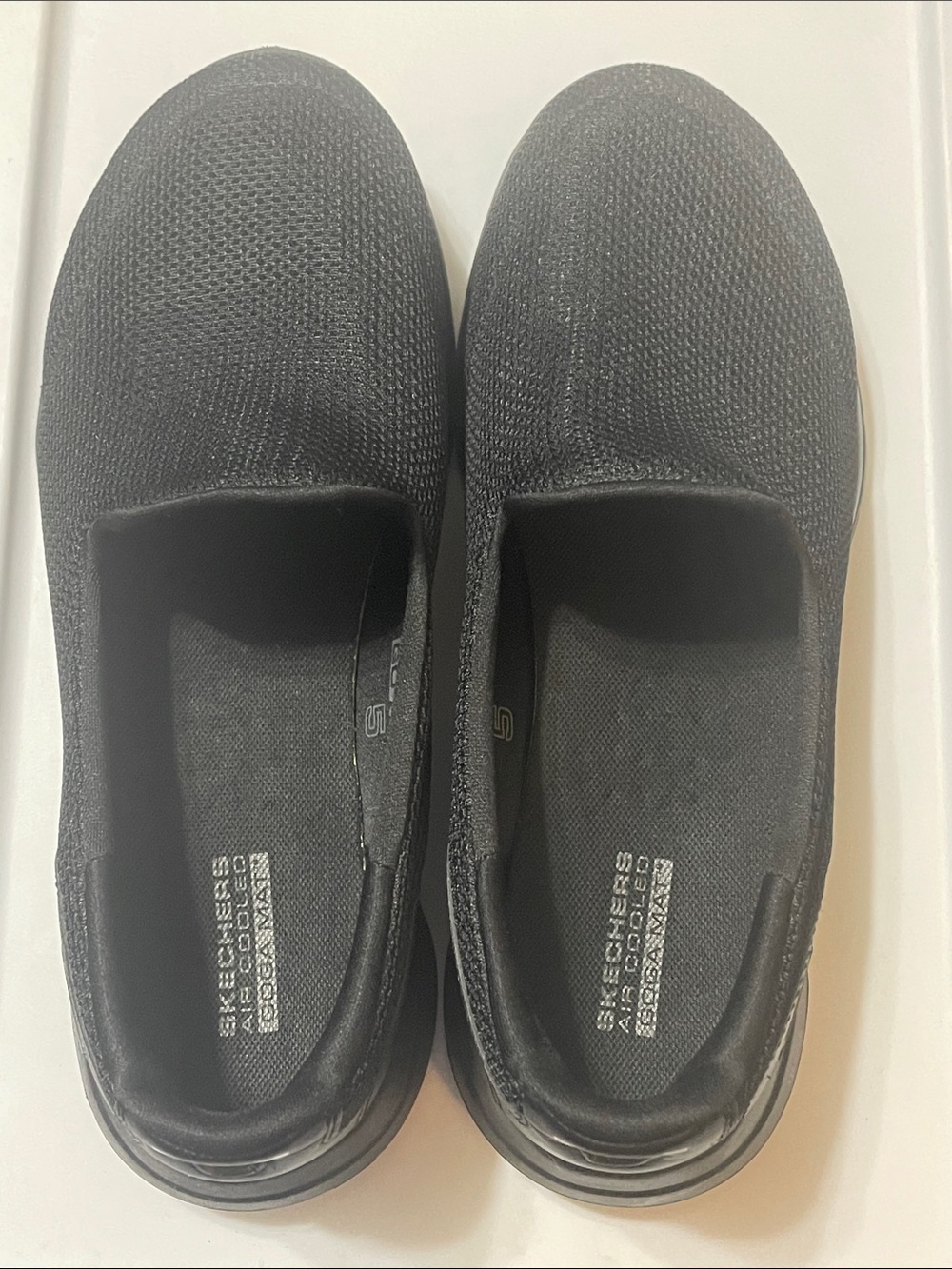 Skechers Go Walk 5 Slip On Black Air Cooled Goga Mat Shoes Like New no tags Sz 8